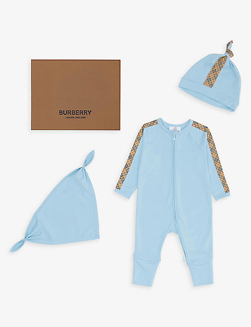 BURBERRY：Claude 徽标织带弹力棉婴儿服、帽子和围兜套装 3-6 个月