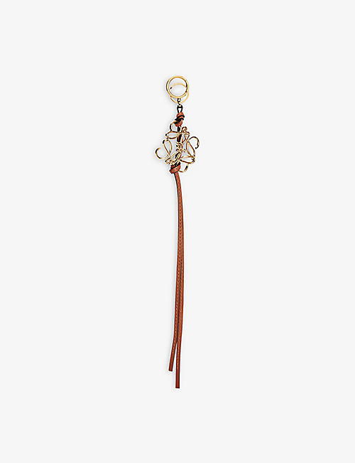 LOEWE：Anagram 皮革和黄铜吊饰