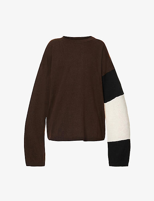 424: Contrast-sleeve brand-tab woven-knit jumper