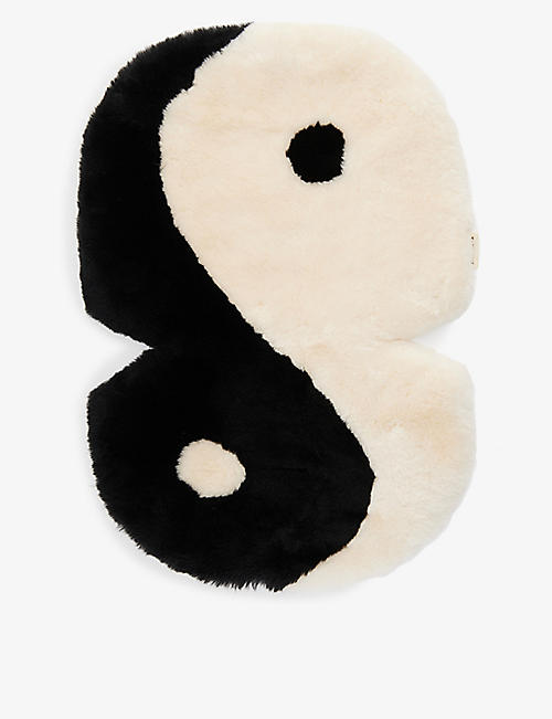 BINIBAMBA：Yinyang Snuggler 羊皮婴儿车衬垫