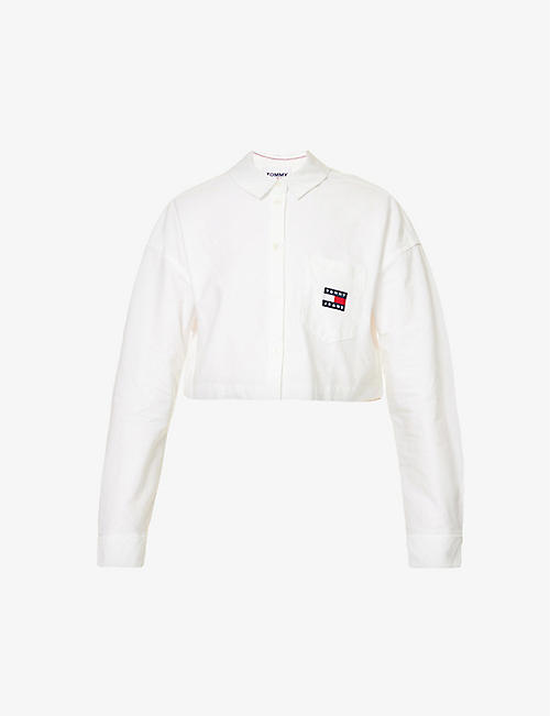 TOMMY JEANS: Logo-patch cropped cotton shirt