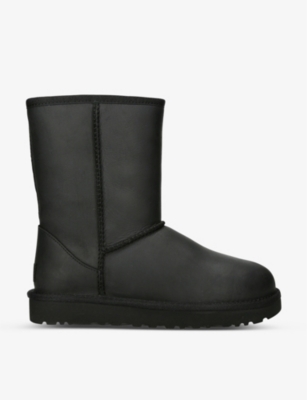 Ugg Classic Short Black Boots With Logo Patch On The Rear And Shearling Lining In Suede Woman In Black