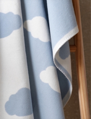 THE LITTLE WHITE COMPANY BLUE CLOUD-PATTERN COTTON BLANKET 100CM X 75CM 