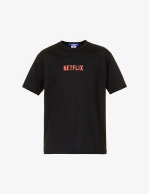 JUNYA WATANABE JUNYA WATANABE MEN'S BLACK MAN X NETFLIX LOGO-PRINT COTTON-JERSEY T-SHIRT,65273020