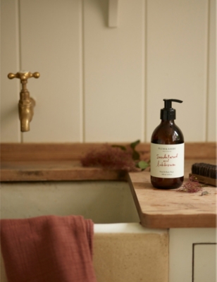 PLUM AND ASHBY: Sandalwood & Labdanum hand and body wash 300ml