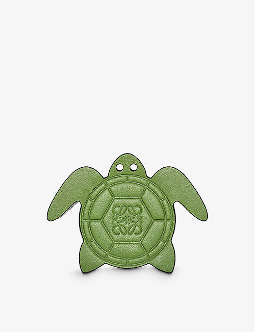 LOEWE: Leather turtle dice charm