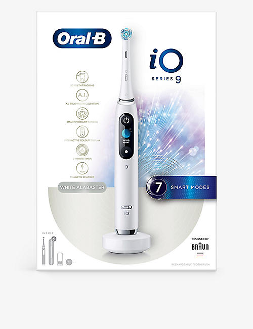 ORAL B: iO9 electric toothbrush with travel case