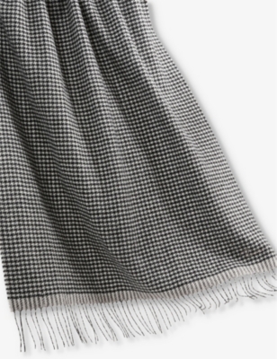 Shop Reiss Womens Victoria Dogtooth Wool-blend Scarf Black/whit In Black/white