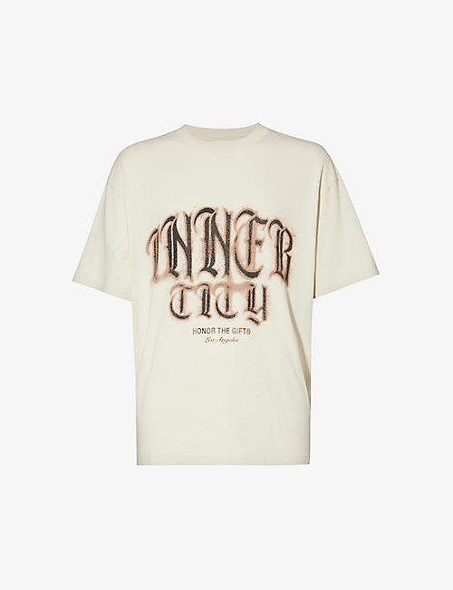 HONOR THE GIFT：Inner City 徽标印花常规版型平纹针织棉 T 恤