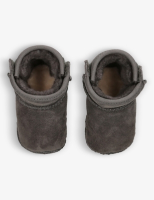 UGG: I Baby Classic logo-patch suede and shearling crib boots 6-12 months