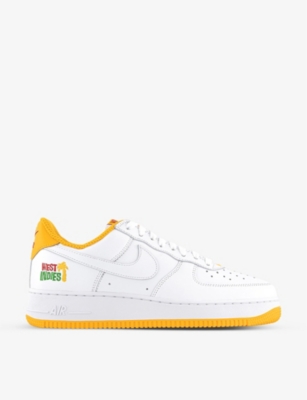 NIKE NIKE MENS WHITE WHITE UNIVERSITY G AIR FORCE 1 LOGO-EMBOSSED LEATHER LOW-TOP TRAINERS