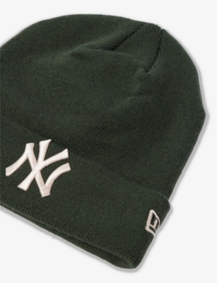 Shop New Era League Essential New York Yankees Logo-embroidered Knitted Beanie In Dark Green
