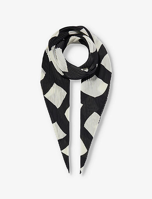 ISSEY MIYAKE: Graphic-print pleated knitted scarf
