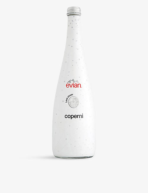 依云：Evian x Coperni 蒸馏水 750 毫升