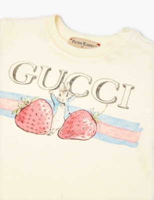 Shop Gucci Girls Sunkissed/red/mc Kids X Peter Rabbit Strawberry-print Cotton-jersey T-shirt 3-36 Months