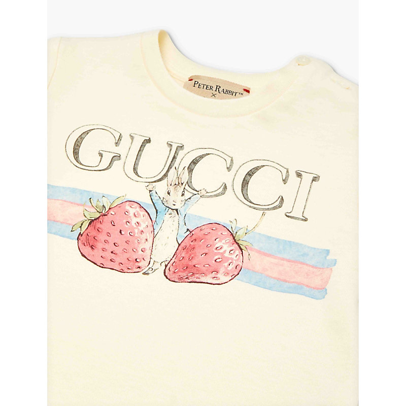 Shop Gucci X Peter Rabbit Strawberry-print Cotton-jersey T-shirt 3-36 Months In Sunkissed/red/mc