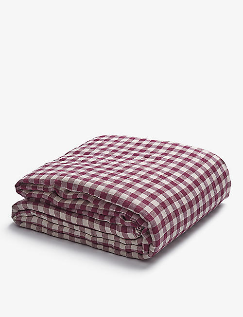 PIGLET IN BED: Gingham-pattern king linen duvet cover