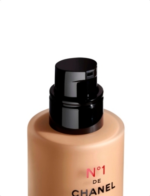 CHANEL: <strong>N°1 DE CHANEL REVITALIZING FOUNDATION</strong>Illuminates - Hydrates - Protects 30ml