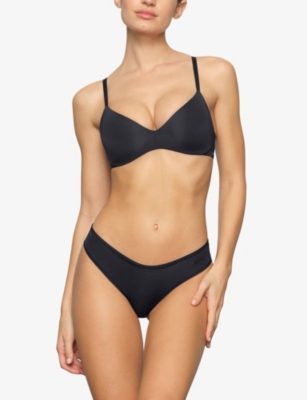 Skims Wireless Push-up Plunge Bra In Onyx