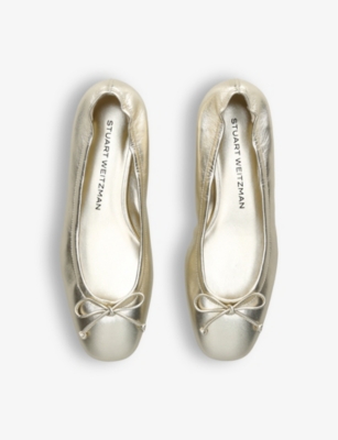 Shop Stuart Weitzman Omens  Bria Bow-embellished Metallic-leather Ballet Flats In Gold