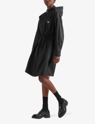 PRADA WOMENS BLACK RE-NYLON LOGO-BADGE RELAXED-FIT NYLON RAINCOAT 