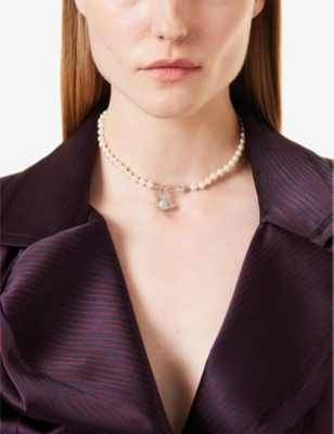 VIVIENNE WESTWOOD JEWELLERY MENS PLATINUM/CREAMROSE PEARL LUCRECE FAUX-PEARL ORB BRASS NECKLACE