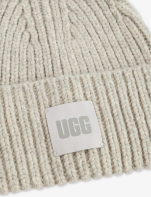 Ugg Womens Logo-patch Chunky-rib Stretch-knit Beanie Hat Light Grey In Light Grey
