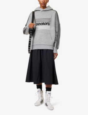 Sisters & Seekers Womens Grey Base Logo Kangaroo-pocket Knitted Hoody In Grey