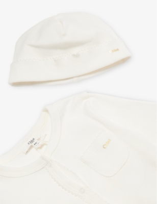CHLOE: Logo-Plaque Cotton Sleepsuit and Hat Set 1-6 Months
