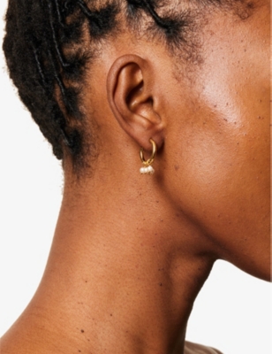 Shyla Womens Cluster 22ct Yellow Gold-plated Silver And Pearl Huggie Earrings In Pearl