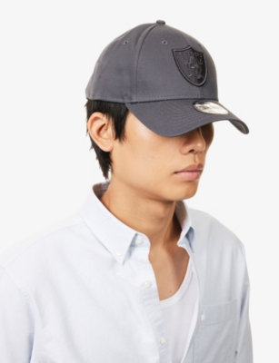 NEW ERA MENS DK GREY LAS VEGAS RAIDERS TEAM OUTLINE 9FORTY ADJUSTABLE COTTON CAP