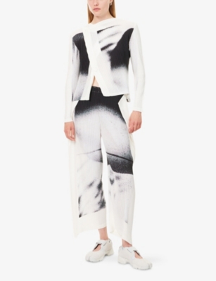 ISSEY MIYAKE: Shadow Study Pleats Asymmetric-Cuffs Knitted Trousers