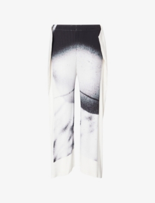 ISSEY MIYAKE: Shadow Study Pleats Asymmetric-Cuffs Knitted Trousers