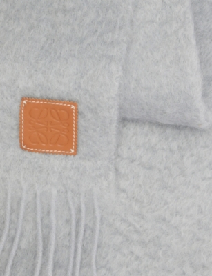 Loewe Womens Light Grey Brand-plaque Fringed Wool-blend Scarf In Gray