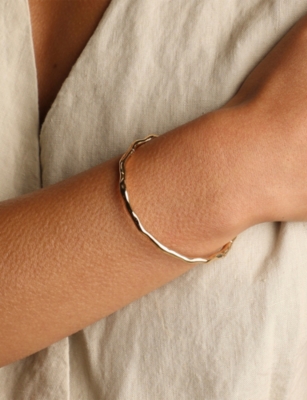 Astrid & Miyu Womens 18ctgoldplatedsilver Pearl Molten 18ct Yellow-gold Plated Sterling-silver Bangl In Gold