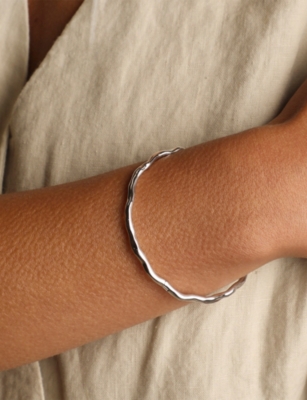 Astrid & Miyu Womens Rhodiumplatedsilver Pearl Molten Rhodium Plated Sterling-silver Bangl In Gold