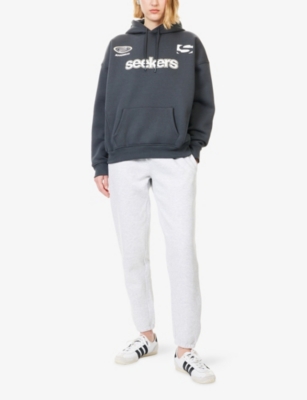 Sisters & Seekers Womens Passive Gear Logo-print Cotton-blend Jogging Bottoms In White