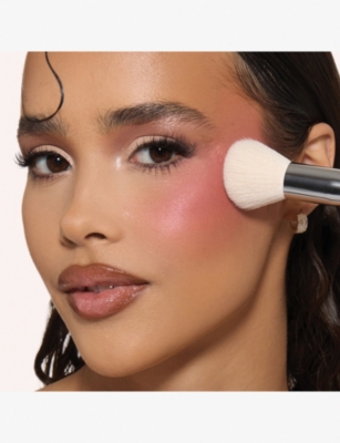 Huda Beauty Diffusing Cheek Brush